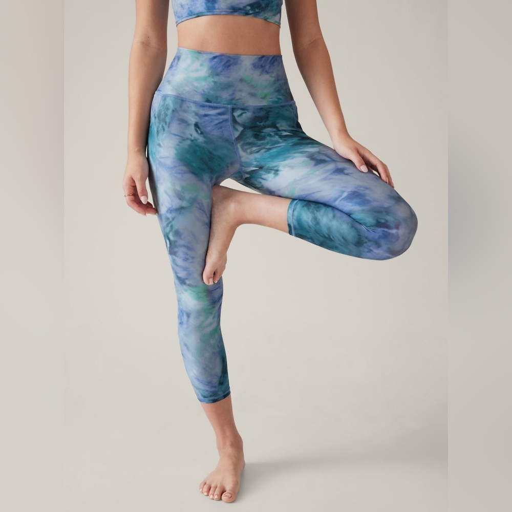 ATHLETA Salutation Stash Capri Chrome Blue Solarize Leggings